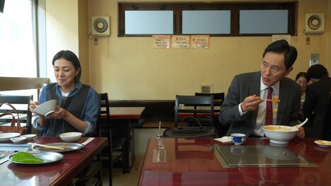 「それぞれの孤独のグルメ」より、板谷由夏演じる高垣晴美（左）と、松重豊演じる井之頭五郎（右）