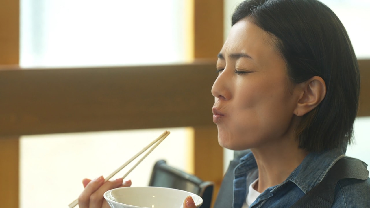 ドラマ「それぞれの孤独のグルメ」板谷由夏は夜勤明けに焼肉、隣には松重豊が