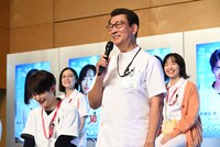 中井貴一（中央右）