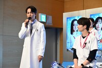 左から山崎育三郎、岡田将生