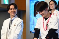 左から山崎育三郎、岡田将生