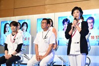 左から岡田将生、中井貴一、寺島しのぶ