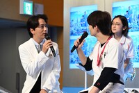 山崎育三郎（左）が付けているカラーコンタクトを確認する岡田将生（右）