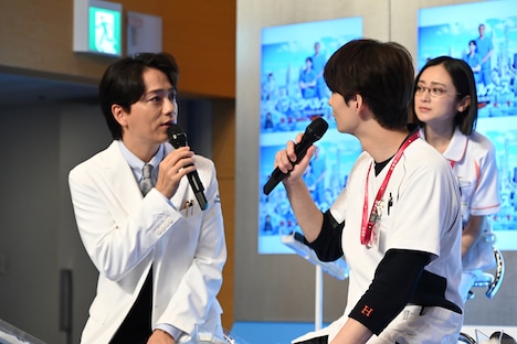 山崎育三郎(左)が付けているカラーコンタクトを確認する岡田将生(右)