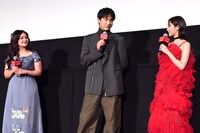 左からステファニー・アリアン、中川大志、伊藤万理華