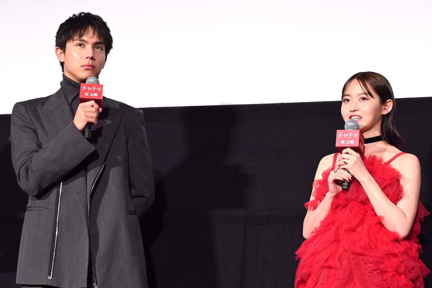 左から中川大志、伊藤万理華