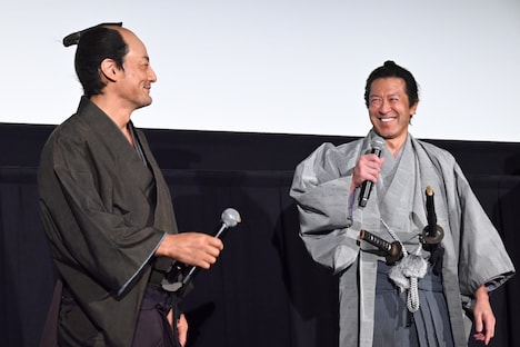 左から山口馬木也、冨家ノリマサ