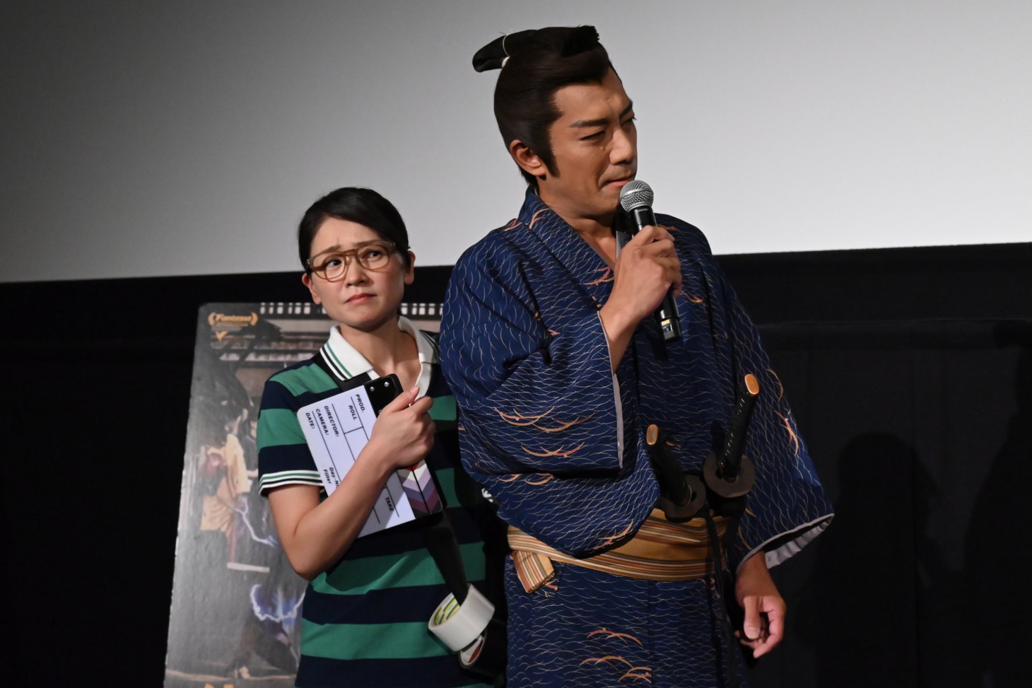 田村ツトム演じる心配無用ノ介（右）に隠れる沙倉ゆうの（左）