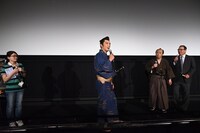 “心配無用ノ介”の口上を披露する田村ツトム（中央）