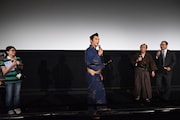 “心配無用ノ介”の口上を披露する田村ツトム(中央)
