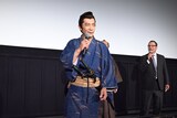 “心配無用ノ介”の口上を披露する田村ツトム