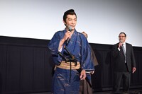 “心配無用ノ介”の口上を披露する田村ツトム
