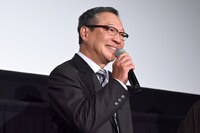 劇中のセリフを再現する井上肇