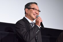 劇中のセリフを再現する井上肇