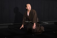 劇中シーンを再現する高寺裕司