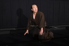 劇中シーンを再現する高寺裕司