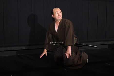 劇中シーンを再現する高寺裕司