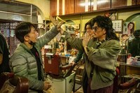 「トワイライト・ウォリアーズ 決戦！九龍城砦」のアクション監督を務めた谷垣健治（左）