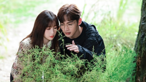 中国ドラマ「2人の恋の森 ～A Romance of the Little Forest～」より、左からユー・シューシン（虞書欣）演じる虞美人（ユー・メイレン）、チャン・ビンビン（張彬彬）演じる荘羽（ジュアン・ユー）