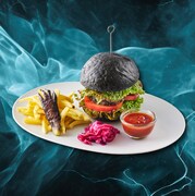 チャヤ ナチュラル＆ワイルド テーブル「ゴジラ襲来！漆黒のヴィーガンバーガー」（税込1730円）