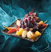 果実園リーベル「ゴジラ巨大パフェ」（税込2100円）