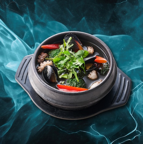 韓日々「漆黒のゴジラ・スンドゥブ定食」（税込1780円）