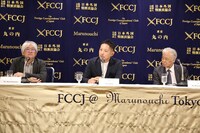 左からプログラミングディレクターの市山尚三、映画監督の入江悠、チェアマンの安藤裕康