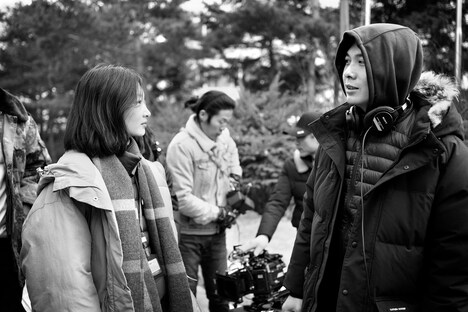 「国境ナイトクルージング」メイキング写真より、左からチョウ・ドンユイ(周冬雨)、アンソニー・チェン(陳哲藝)