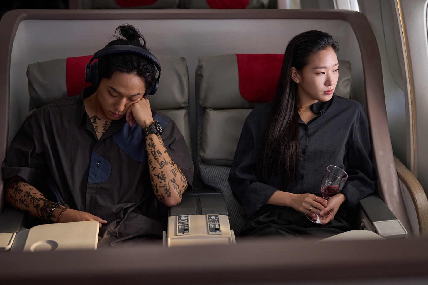 韓国映画「破墓／パミョ」より、イ・ドヒョン演じるボンギル（左）とキム・ゴウン演じるファリム（右）
