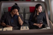 韓国映画「破墓/パミョ」より、イ・ドヒョン演じるボンギル(左)とキム・ゴウン演じるファリム(右)