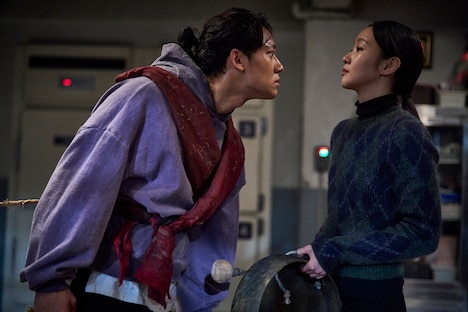 韓国映画「破墓/パミョ」より、イ・ドヒョン演じるボンギル(左)とキム・ゴウン演じるファリム(右)