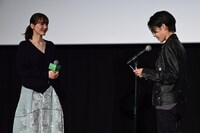 綾瀬はるか（左）への手紙を読む大沢一菜（右）