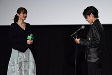 綾瀬はるか（左）への手紙を読む大沢一菜（右）