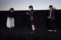 大沢一菜（中央）の手紙に爆笑する綾瀬はるか（左）と森井勇佑（右）