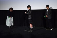 大沢一菜（中央）の手紙に爆笑する綾瀬はるか（左）と森井勇佑（右）