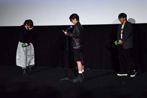 大沢一菜（中央）の手紙に爆笑する綾瀬はるか（左）と森井勇佑（右）