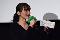 大沢一菜からの手紙を見せる綾瀬はるか