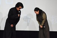 甲斐さやか（右）に「公開初日おめでとうございます」と伝える永瀬正敏（左）