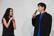 左から水原希子、井浦新