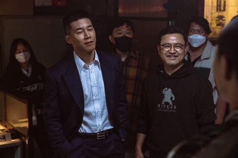 「対外秘」メイキング写真よりキム・ムヨル(左)、イ・ウォンテ(右)