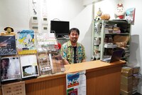 横川シネマの受付に座る支配人・溝口徹