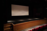 広い舞台を擁する横川シネマの劇場