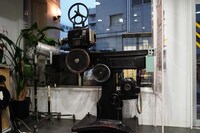 横川シネマでかつて使用されていたフィルム映写機