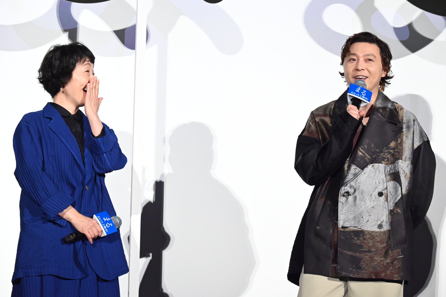 友人から挨拶シーンを指摘され「見直したらたしかに『あたすが～』の間でしたね」と話す堂本剛（右）と、爆笑する小林聡美（左）