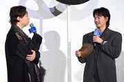 「なんで黒蜜ってあんなにうまいんですかね」と話し合う堂本剛(左)と綾野剛(右)
