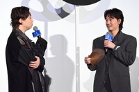 「なんで黒蜜ってあんなにうまいんですかね」と話し合う堂本剛（左）と綾野剛（右）