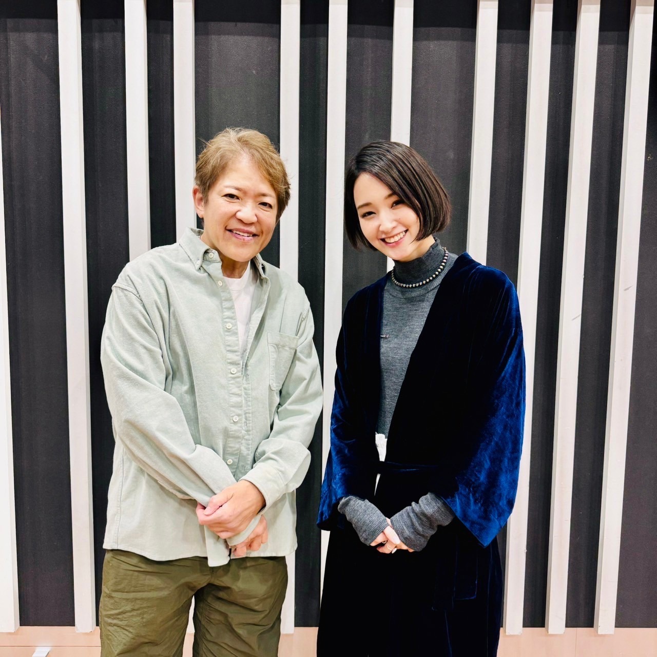 「剛力彩芽は未来を編む」より、剛力彩芽（右）とライオネス飛鳥（左）