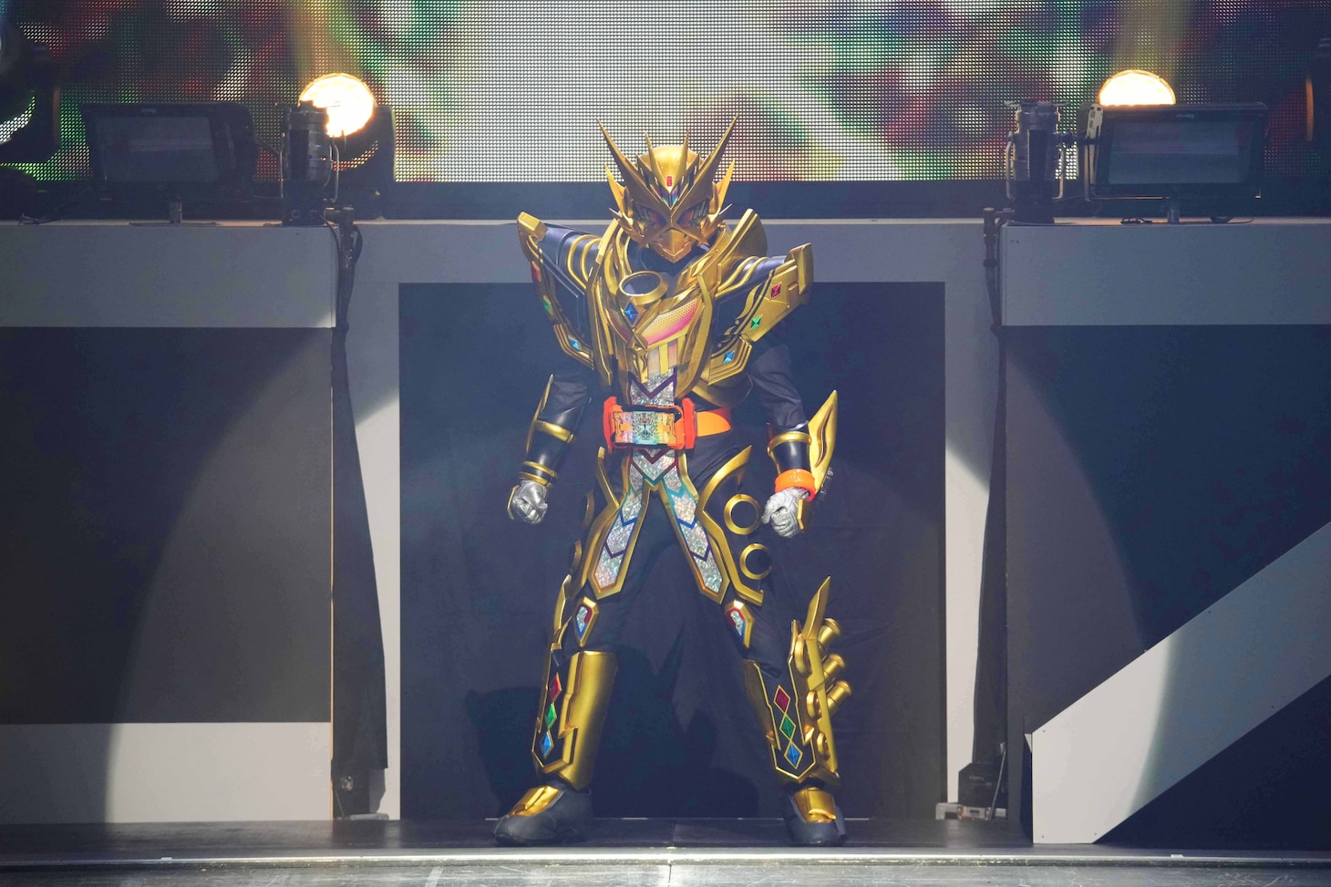 新フォーム・仮面ライダーガッチャード レジェンドライナー