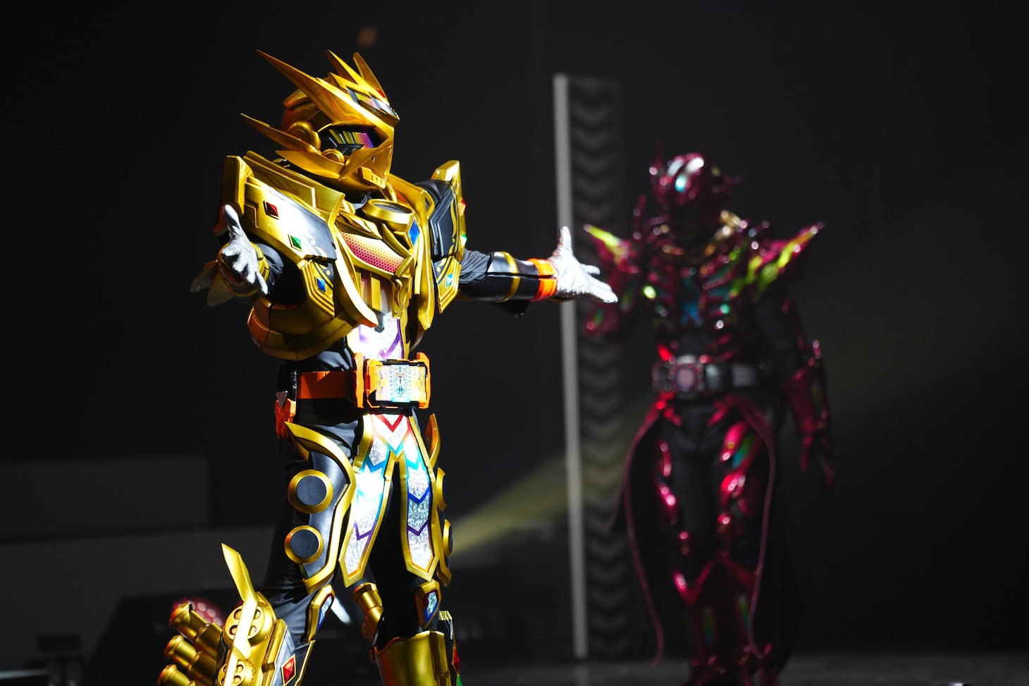 新フォーム・仮面ライダーガッチャード レジェンドライナー（手前）