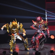 「ガッチャード ファイナル」2種の新フォームが激闘するステージ写真が解禁